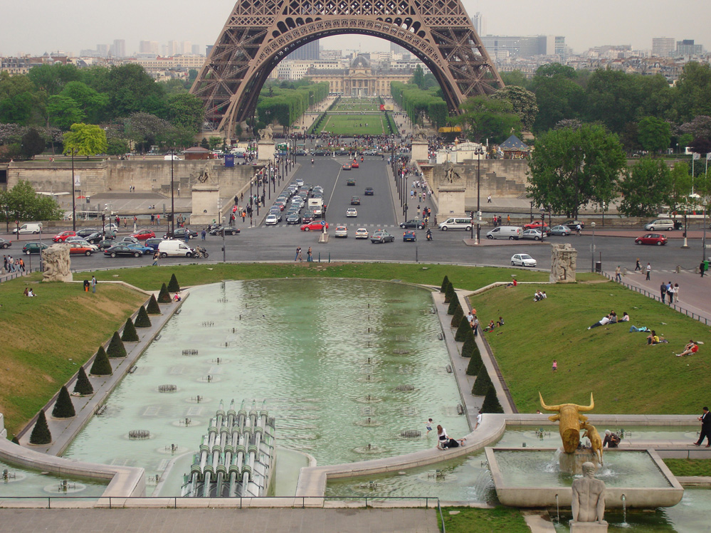 Springbrunnen unter dem Eiffelturm